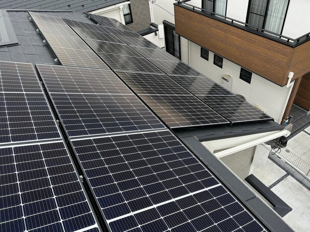 エネルギー自給自足：太陽光パネル設置の施工事例 画像